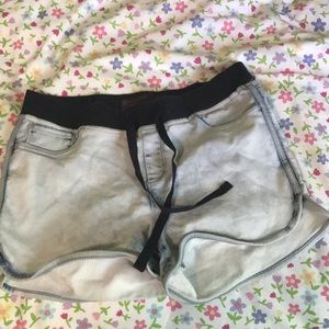 Lightwash shorts/ Medium 7-9